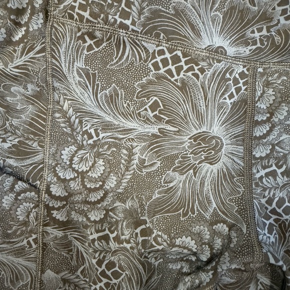 lululemon athletica Women's Navy Floral Joggers - Picture 9 of 10